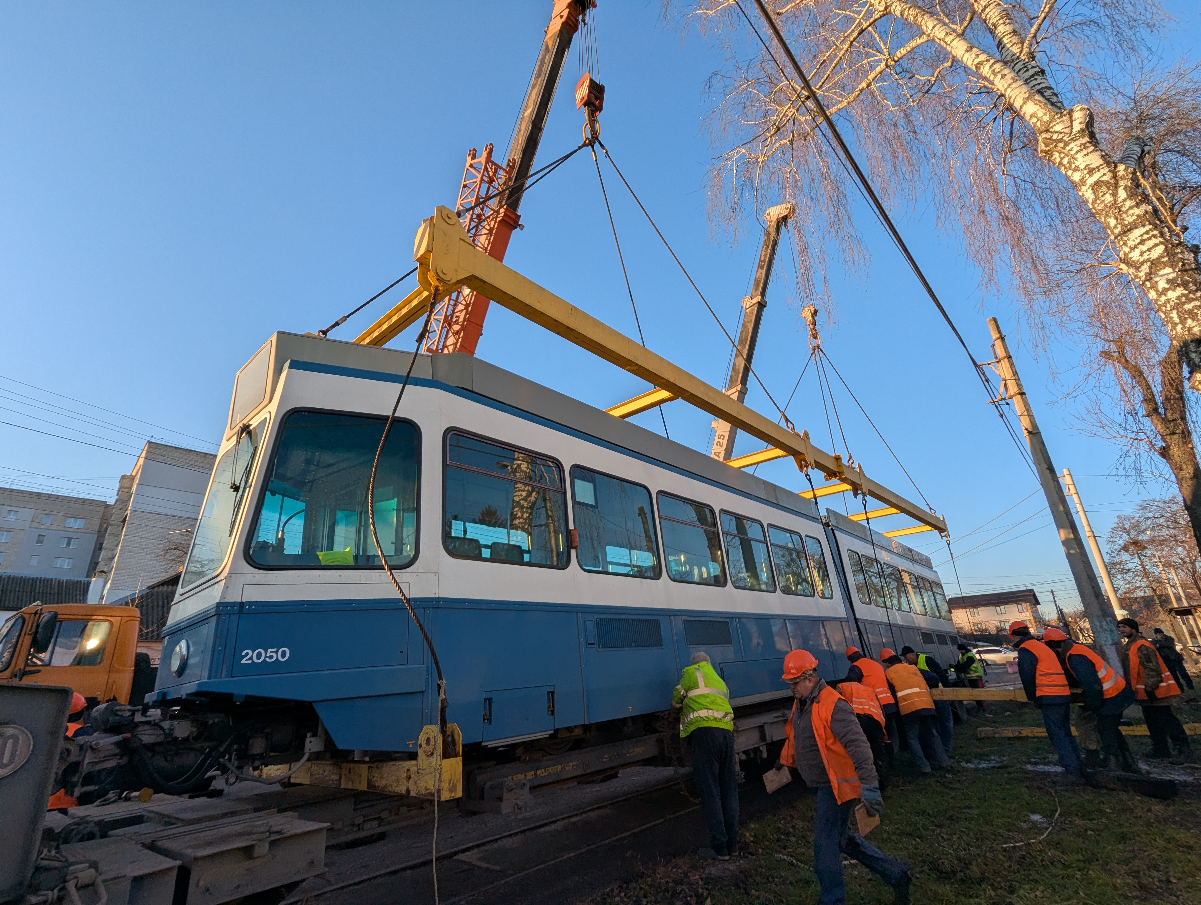 Швидкі, м’які та економні: у Вінницю з Цюриху приїхали 2 вагони «Tram 2000»